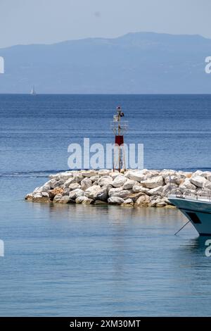 Sommer auf See an der griechischen Küste der Insel Skopelos Stockfoto