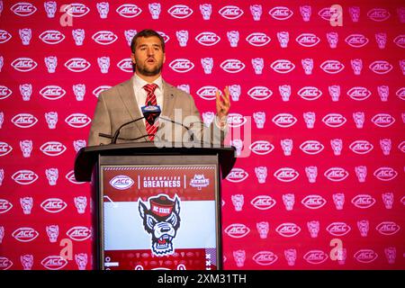 Charlotte, NC, USA. Juli 2024. NC State Wolfpack Quarterback Grayson McCall spricht mit den Medien während des ACC Football Kickoff 2024 im Hilton Uptown Charlotte in Charlotte, NC. (Scott Kinser/CSM). Quelle: csm/Alamy Live News Stockfoto