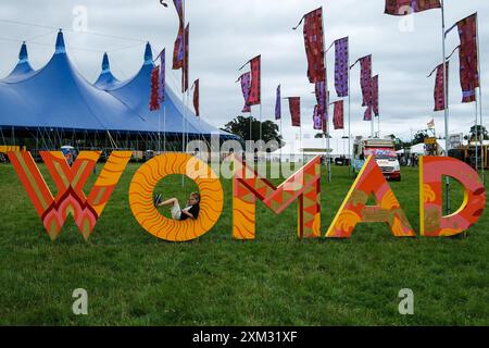 Malmesbury, Großbritannien. Juli 2024. Atmosphäre während Womad - World of Music, Arts and Dance 2024. Die WOMAD-Schilder befinden sich rund um das Festival, auf dem Kinder oft klettern und für Fotos posieren. Foto von Julie Edwards./Alamy Live News Stockfoto