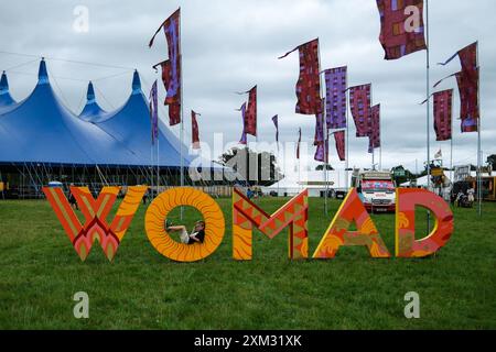 Malmesbury, Großbritannien. Juli 2024. Atmosphäre während Womad - World of Music, Arts and Dance 2024. Die WOMAD-Schilder befinden sich rund um das Festival, auf dem Kinder oft klettern und für Fotos posieren. Foto von Julie Edwards./Alamy Live News Stockfoto