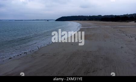 Luftaufnahme des Pen Guen Strandes am Ärmelkanal im Spätherbst bei Saint-Cast le Guildo im Rüstungsdepot Cotes-D in der Bretagne in Frankreich Stockfoto