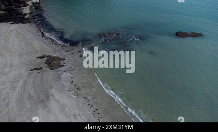 Luftaufnahme des Pen Guen Strandes am Ärmelkanal im Spätherbst bei Saint-Cast le Guildo im Rüstungsdepot Cotes-D in der Bretagne in Frankreich Stockfoto