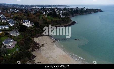 Luftaufnahme eines Ferienhauses auf der Klippe am Strand von Pen Guen am Ärmelkanal im Spätherbst in Saint-Cast le Guildo in der Abteilung Stockfoto