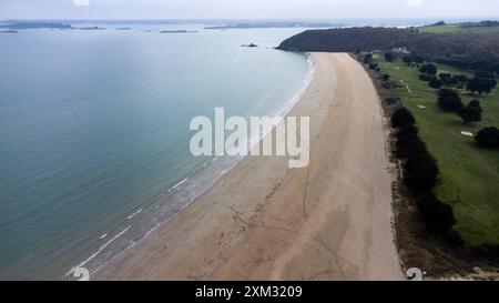 Luftaufnahme des Pen Guen Strandes am Ärmelkanal im Spätherbst bei Saint-Cast le Guildo im Rüstungsdepot Cotes-D in der Bretagne in Frankreich Stockfoto