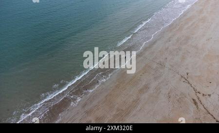 Luftaufnahme des Pen Guen Strandes am Ärmelkanal im Spätherbst bei Saint-Cast le Guildo im Rüstungsdepot Cotes-D in der Bretagne in Frankreich Stockfoto