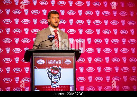 Charlotte, NC, USA. Juli 2024. NC State Wolfpack Quarterback Grayson McCall spricht mit den Medien während des ACC Football Kickoff 2024 im Hilton Uptown Charlotte in Charlotte, NC. (Scott Kinser/CSM). Quelle: csm/Alamy Live News Stockfoto