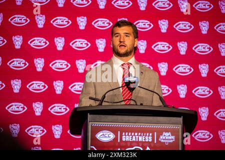 Charlotte, NC, USA. Juli 2024. NC State Wolfpack Quarterback Grayson McCall spricht mit den Medien während des ACC Football Kickoff 2024 im Hilton Uptown Charlotte in Charlotte, NC. (Scott Kinser/CSM). Quelle: csm/Alamy Live News Stockfoto