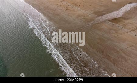 Luftaufnahme des Pen Guen Strandes am Ärmelkanal im Spätherbst bei Saint-Cast le Guildo im Rüstungsdepot Cotes-D in der Bretagne in Frankreich Stockfoto