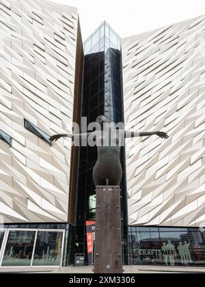 Die Skulptur vor der Titanic Belfast Besucherattraktion entworfen von Rowan Gillespie Stockfoto