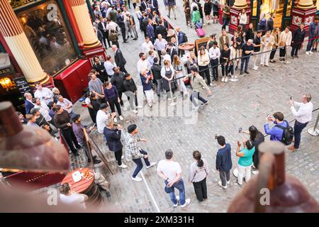 London, Großbritannien. Juli 2024. Wettbewerber bei der Veranstaltung. Am Leadenhall Market in der City of London findet heute Nachmittag das Scotch Egg Race der Lamb Tavern statt, um den National Scotch Egg Day zu feiern. Die Wettbewerber tragen Bowler-Hüte in Anlehnung an das traditionelle Erbe der Stadt London. Zu den 12 Teams gehören „Revolution Egghall“ und „The Flying Scotch Egg“, wobei die späteren Gewinner „Crouch's Scotch Crotch“ und „Close 2nd The Golden Yolkers“ waren. Quelle: Imageplotter/Alamy Live News Stockfoto