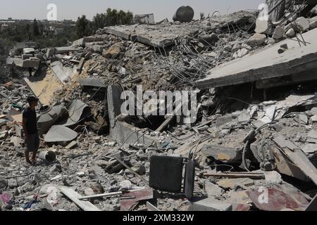 Khan Yunis, Palästinensische Gebiete. Juli 2024. Palästinenser inspizieren ein zerstörtes Gebäude nach einem israelischen Luftangriff auf Khan Younis. Abed Rahim Khatib/dpa/Alamy Live News Stockfoto