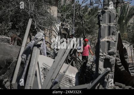 Khan Yunis, Palästinensische Gebiete. Juli 2024. Palästinenser inspizieren ein zerstörtes Gebäude nach einem israelischen Luftangriff auf Khan Younis. Abed Rahim Khatib/dpa/Alamy Live News Stockfoto