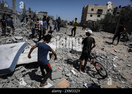Khan Yunis, Palästinensische Gebiete. Juli 2024. Palästinenser inspizieren ein zerstörtes Gebäude nach einem israelischen Luftangriff auf Khan Younis. Abed Rahim Khatib/dpa/Alamy Live News Stockfoto