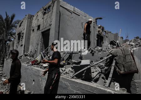 Khan Yunis, Palästinensische Gebiete. Juli 2024. Palästinenser inspizieren ein zerstörtes Gebäude nach einem israelischen Luftangriff auf Khan Younis. Abed Rahim Khatib/dpa/Alamy Live News Stockfoto