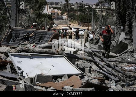 Khan Yunis, Palästinensische Gebiete. Juli 2024. Palästinenser inspizieren ein zerstörtes Gebäude nach einem israelischen Luftangriff auf Khan Younis. Abed Rahim Khatib/dpa/Alamy Live News Stockfoto