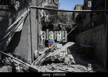 Khan Yunis, Palästinensische Gebiete. Juli 2024. Palästinenser inspizieren ein zerstörtes Gebäude nach einem israelischen Luftangriff auf Khan Younis. Abed Rahim Khatib/dpa/Alamy Live News Stockfoto