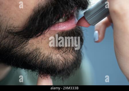 Berlin, Deutschland. Juli 2024. Ein Mann hat Lippenstift aufgetragen. Der 29. Juli ist der Tag des Lippenstifts. Quelle: Hannes P. Albert/dpa/Alamy Live News Stockfoto