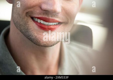 Berlin, Deutschland. Juli 2024. Ein Mann trägt roten Lippenstift. Der 29. Juli ist der Lippenstifttag. Quelle: Hannes P. Albert/dpa/Alamy Live News Stockfoto