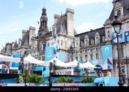 Paris, Frankreich. Juli 2024. Das Hotel de Ville in Paris, dekoriert für die Olympischen Spiele in Paris, die morgen Abend mit der Eröffnungszeremonie beginnen. Quelle: Adam Stoltman/Alamy Live News Stockfoto