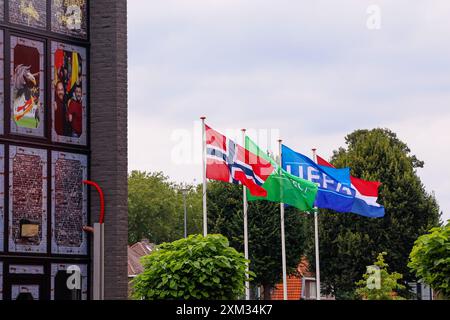 Deventer, Niederlande. Juli 2024. DEVENTER, Stadion de Adelaarshorst, 25.07.2024, Saison 2024/2025, Qualifikation für die UEFA Conference League. Während des Spiels gehen Sie voran Eagles - SK Brann, UEFA Flags Credit: Pro Shots/Alamy Live News Stockfoto