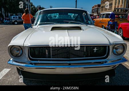 Gulfport, MS - 01. Oktober 2023: Hochperspektivische Vorderansicht eines Ford Mustang Fastback Coupés aus dem Jahr 1967 auf einer lokalen Autoshow. Stockfoto