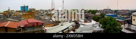 Iquitos, Peru - September 2019: Straße einer kleinen tropischen Stadt am Ufer des Amazonas. Amazonien. Südamerika. Stockfoto