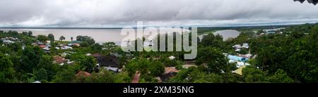 Blick auf das Dorf Puerto Narino mit dem Amazonas im Hintergrund. Wache von Mirador Naipata. Kolumbien, Amazonien, Südamerika Stockfoto