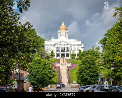 Das historische Jackson County Courthouse ist heute eine öffentliche Bibliothek auf dem Hügel am Ende der Main Street in Sylva North carolina USA Stockfoto