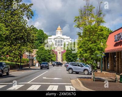 Das historische Jackson County Courthouse ist heute eine öffentliche Bibliothek auf dem Hügel am Ende der Main Street in Sylva North carolina USA Stockfoto