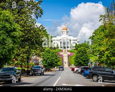 Das historische Jackson County Courthouse ist heute eine öffentliche Bibliothek auf dem Hügel am Ende der Main Street in Sylva North carolina USA Stockfoto