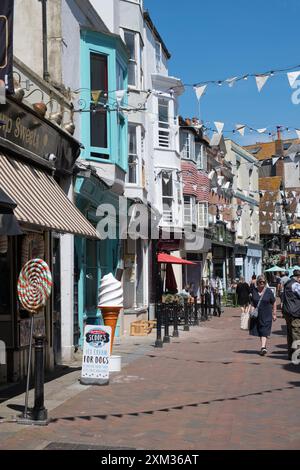 Geschäfte entlang der historischen George Street in der Altstadt, Hastings East Sussex Stockfoto