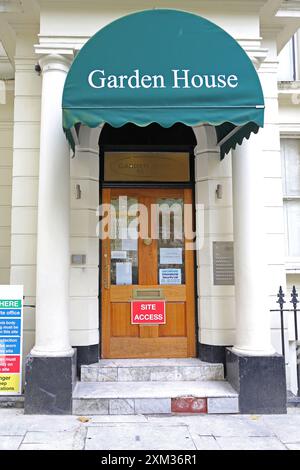 London, Großbritannien - 24. November 2013: Eintritt zum Garden House möblierten Apartment Building am Kensington Gardens Square Winter Day. Stockfoto