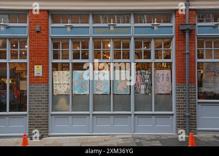 London, Großbritannien - 17. November 2013: Außenfenster mit Blick auf den Inspitalfields Souvenirladen am Old Spitalfields Market. Stockfoto