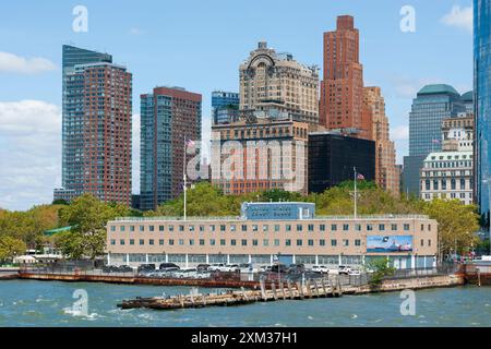 New York, USA – das Gebäude der US-Küstenwache an der Vorderseite des New Yorker Hafens, das von den Hochhäusern von New York City im Schatten steht. Stockfoto