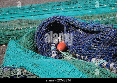 Große Nylon-Fischernetztrocknung im Hafen von Hirtshals, Dänemark. Stockfoto