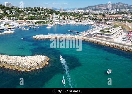 Marseille. Juli 2024. Dieses Foto vom 25. Juli 2024 zeigt einen Blick auf die Marina von Roucas Blanc in Marseille, Südfrankreich, vor den Olympischen Spielen 2024 in Paris. Quelle: Nicolas Tucat/POOL/Xinhua/Alamy Live News Stockfoto