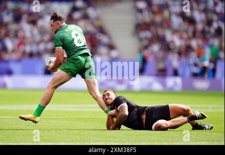 Der irische Hugo Keenan wird vom neuseeländischen Joe Webber während des Rugby Sivens Matches in Stade de France, Paris, angegriffen. Bilddatum: Donnerstag, 25. Juli. Stockfoto