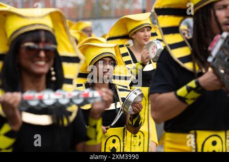 Darsteller werden bei der Erwachsenenparade des Notting Hill Carnival im Westen Londons gesehen. Stockfoto