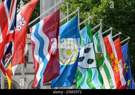 London, Großbritannien. Flaggen historischer englischer Countys fliegen am Parliament Square, um den „Historic County Flags Day“ am 24. Juli 2024 zu feiern. Einschließlich Hereford Stockfoto