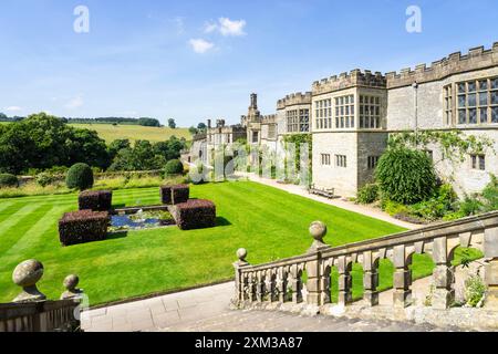 Haddon Hall Derbyshire - Blick auf den Fountain Terrace Garden und die mit Zinnen versehenen Rückwände von Haddon Hall Bakewell Derbyshire England Großbritannien GB Europa Stockfoto