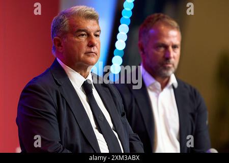 BARCELONA, SPANIEN - 25. JULI: FC Barcelona-Präsident Joan Laporta trifft sich bei der Vorstellung von Hansi Flick als neuer FC Barcelona Head Coach am 25. Juli 2024 auf der Auditori 1899 in Barcelona auf die Medien. (Foto von QSP) Stockfoto