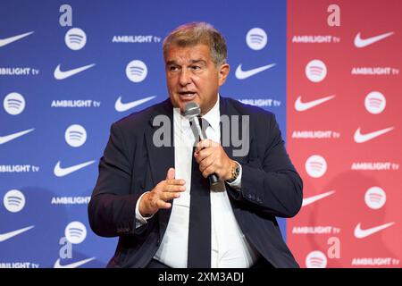 BARCELONA, SPANIEN - 25. JULI: FC Barcelona-Präsident Joan Laporta trifft sich bei der Vorstellung von Hansi Flick als neuer FC Barcelona Head Coach am 25. Juli 2024 auf der Auditori 1899 in Barcelona auf die Medien. (Foto von QSP) Stockfoto