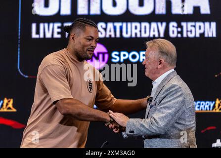 Joe Joyce schüttelt während der Pressekonferenz im O2 Intercontinental Hotel, London, dem Promoter Frank Warren die Hand. Bilddatum: Donnerstag, 25. Juli 2024. Stockfoto