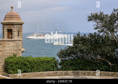 Monte Carlo, Monaco. 24. Juli 2024: Windstar Cruises, eines der größten Segelschiffe der Welt, vor Port Hercules. Das Schwesterschiff des französischen CLUB MED 2, früher als CLUB MED 1 bekannt, setzt am Heck eine Wassersporthalle ein, eine Wassersportplattform für die Unterhaltung der Passagiere (Paddeln, Kajak, Schnorcheln, Schwimmen, Wasserski, Windsurfen). Seit 2022 haben die monegassischen Behörden beschlossen, die Größe der Schiffe (Luxus-/Premium-Linien) zu begrenzen und die Zwischenstopps im Fürstentum von 165 im Jahr 2019 auf 117 im Jahr 2024 zu reduzieren. Quelle: Kevin Izorce/Alamy Live News Stockfoto