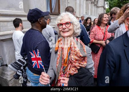 Menschen, die sich in der Downing Street befanden, an dem Tag, an dem die scheidenden Konservativen am 5. Juli 2024 in London, Großbritannien, durch eine Labour-Regierung ersetzt wurden. Die Labour Party gewann die Parlamentswahlen mit einem Erdrutschsieg, der die konservative Regierung, die seit 14 Jahren an der Macht ist, zu Ende brachte. Draußen auf Whitehall war die Stimmung der Feier. Stockfoto