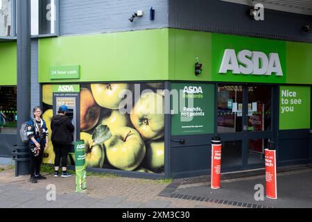 Außenansicht des Asda Stores in Kings Heath am 25. Juli 2024 in Birmingham, Großbritannien. Kings Heath ist ein Vorort im Süden von Birmingham, 6 km vom Stadtzentrum entfernt und das nächste Viertel südlich von Moseley an der A435 Alcester Road. Das Einkaufsviertel verläuft entlang der High Street mit Geschäften, darunter Filialen von nationalen Filialen, unabhängigen Geschäften, Wohltätigkeits- und Schnäppchenläden, Supermärkten und Bekleidungshändlern. Stockfoto