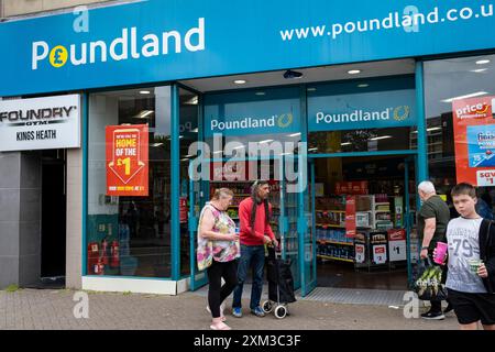 Menschen außerhalb des Poundland-Pfund kaufen in der Kings Heath High Street ein, während die Lebenshaltungskrise weiter anhält und einige Käufer am 25. Juli 2024 in Birmingham, Großbritannien, Schwierigkeiten haben, die Haushalte zu verwalten. Kings Heath ist ein Vorort im Süden von Birmingham, 6 km vom Stadtzentrum entfernt und das nächste Viertel südlich von Moseley an der A435 Alcester Road. Das Einkaufsviertel verläuft entlang der High Street mit Geschäften, darunter Filialen von nationalen Filialen, unabhängigen Geschäften, Wohltätigkeits- und Schnäppchenläden, Supermärkten und Bekleidungshändlern. Stockfoto