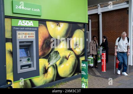 Außenansicht des Asda Stores in Kings Heath am 25. Juli 2024 in Birmingham, Großbritannien. Kings Heath ist ein Vorort im Süden von Birmingham, 6 km vom Stadtzentrum entfernt und das nächste Viertel südlich von Moseley an der A435 Alcester Road. Das Einkaufsviertel verläuft entlang der High Street mit Geschäften, darunter Filialen von nationalen Filialen, unabhängigen Geschäften, Wohltätigkeits- und Schnäppchenläden, Supermärkten und Bekleidungshändlern. Stockfoto