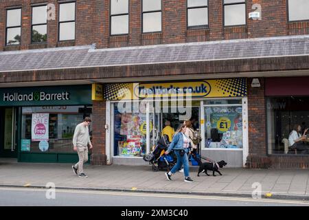 Die Arbeiten entlang der Kings Heath High Street am 25. Juli 2024 in Birmingham, Großbritannien. Kings Heath ist ein Vorort im Süden von Birmingham, 6 km vom Stadtzentrum entfernt und das nächste Viertel südlich von Moseley an der A435 Alcester Road. Das Einkaufsviertel verläuft entlang der High Street mit Geschäften, darunter Filialen von nationalen Filialen, unabhängigen Geschäften, Wohltätigkeits- und Schnäppchenläden, Supermärkten und Bekleidungshändlern. Stockfoto