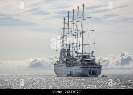 Monte Carlo, Monaco. 24. Juli 2024: Windstar Cruises, eines der größten Segelschiffe der Welt, vor Port Hercules. Das Schwesterschiff des französischen CLUB MED 2, früher als CLUB MED 1 bekannt, setzt am Heck eine Wassersporthalle ein, eine Wassersportplattform für die Unterhaltung der Passagiere (Paddeln, Kajak, Schnorcheln, Schwimmen, Wasserski, Windsurfen). Seit 2022 haben die monegassischen Behörden beschlossen, die Größe der Schiffe (Luxus-/Premium-Linien) zu begrenzen und die Zwischenstopps im Fürstentum von 165 im Jahr 2019 auf 117 im Jahr 2024 zu reduzieren. Quelle: Kevin Izorce/Alamy Live News Stockfoto